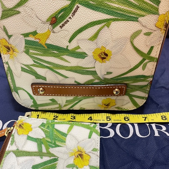 Dooney & Bourke Like New Leather White Purse with Drawstring and Flowers - Picture 5 of 12